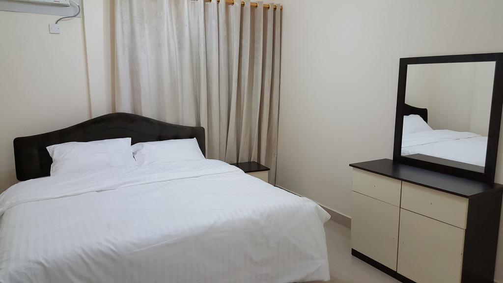 Golden Seasons Furnished Apartment Салалах Екстериор снимка